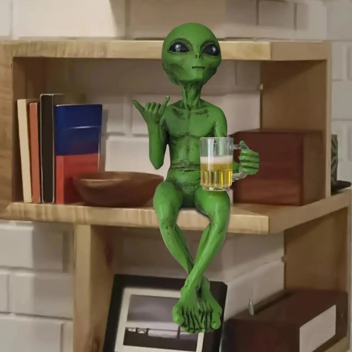 Y2K Alien Statue – Beer Drinking Alien Figurine Desk Decor, photo 4